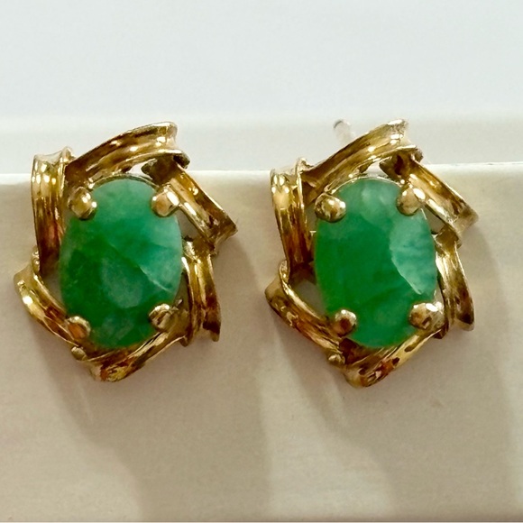 Solid 10k gold emerald stud earrings - Picture 2 of 11
